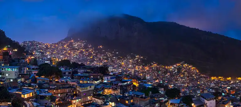 Favela da Rocinha à noite